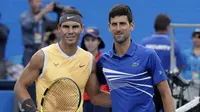 Rafael Nadal dan Novak Djokovic berpose sebelum final Australia Terbuka 2019, Minggu (27/1/2019). (AP Photo/Aaron Favila)