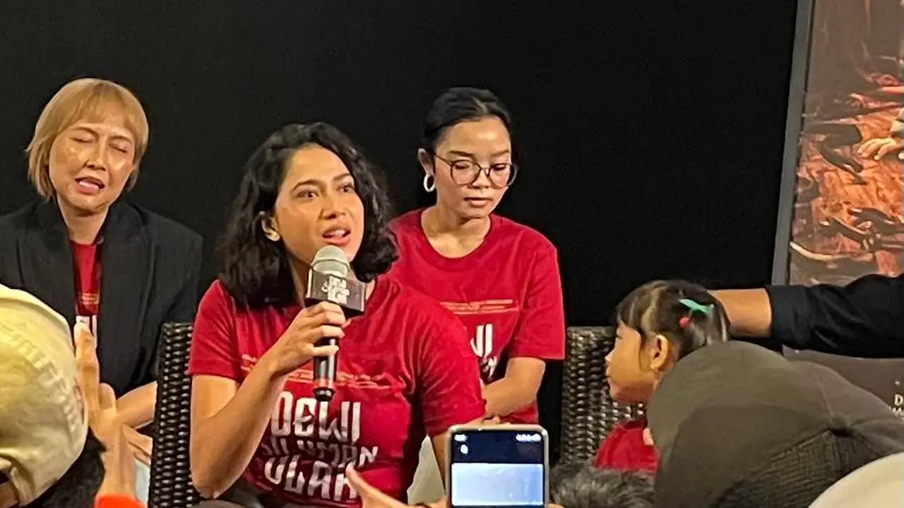 Aghniny Haque, memegang mic dalam konferensi pers trailer & poster film Dewi Siluman Ular yang diselenggarakan di kawasan Jakarta pada (1/10/2026). (Liputan6.com/Afradhiya N. R)