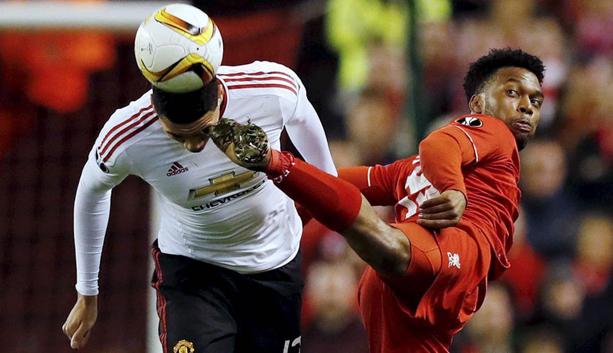 Kaki dari striker Liverpool, Daniel Sturridge, mengenai kepala dari bek Manchester United, Chris Smailing, pada leg pertama babak 16 besar Piala Europa di Stadion Anfield, Kamis (10/3/2016). (Reuters/Phil Noble)