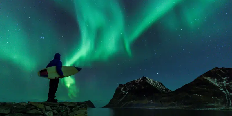 Cara Peselancar Nikmati Keindahan Aurora di Norwegia Utara