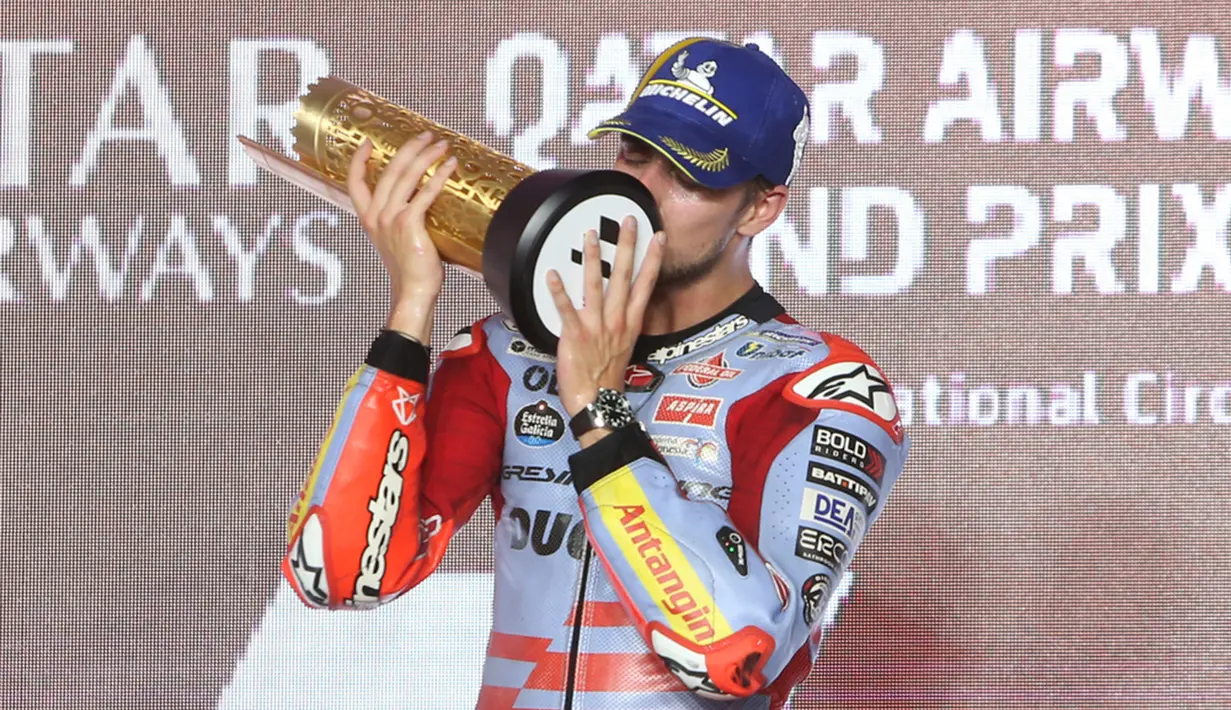 Francesco Bagnaia seharusnya bisa mengunci gelar juara dunia di sirkuit Losail saat membalap di MotoGP Qatar. Dia terus memimpin di balapan, tapi dibuntuti Di Giannantonio yang tak mau menjauh. (AP Photo/Hussein Sayed)