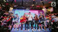 Kiper legendaris Manchester United, Peter Schmeichel, foto bersama fans saat menghadiri acara Vidio Premier League Festival di Cilandak Town Square, Jakarta, Sabtu (5/8/2023). (Liputan6.com/Faizal Fanani)