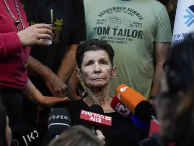 Yocheved Lifshitz, 85, yang disandera di Gaza setelah diculik dalam serangan berdarah Hamas pada 7 Oktober di Israel, berbicara kepada wartawan sehari setelah dibebaskan di Rumah Sakit Ichilov di Tel Aviv, Selasa (24/10/2023). (AP Photo/Ariel Schalit)