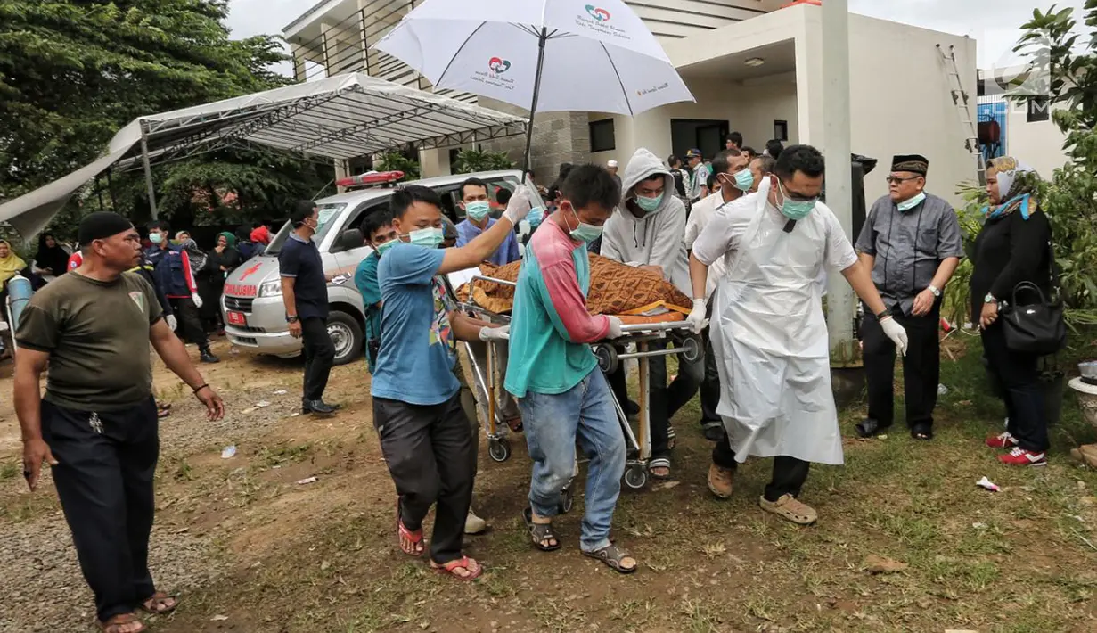 Jenazah korban kecelakaan Tanjakan Emen di Kabupaten Subang dibawa ke Masjid RSUD Tangsel, Ciputat usai dimandikan, Minggu (11/2). Menurut Plt Kadin Kesehatan Tangsel Suhara Manulang, para jenazah akan dimakamkan di TPU Legoso. (Liputan6.com/Fery Pradolo)