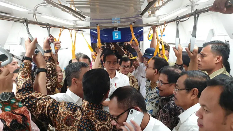 Presiden Jokowi menjajal MRT Jakarta bersama sejumlah. (Liputan6.com/Lizsa Egeham)