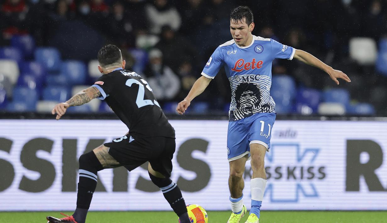 Para pemain Napoli memberi penghormatan terhadap legendanya tersebut dengan mengenakan jersey bergambar wajah Diego Maradona dihiasi sidik jari si pencetak gol Tangan Tuhan. (LaPresse via AP/Alessandro Garofalo)