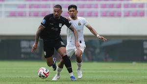 Gelandang Persis Solo, Dimitri mendapatkan pengawalan dari gelandang Bhayangkara FC, T M Ichsan, dalam laga pekan ke-29 BRI Super League 2025/2026 di Stadion Manahan, Solo, Rabu (22/4/2026). (Dok. Persis Solo)