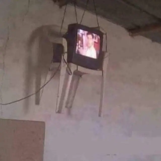 6 Potret Tata Letak Televisi Ini Nyeleneh, Bikin Tepuk Jidat