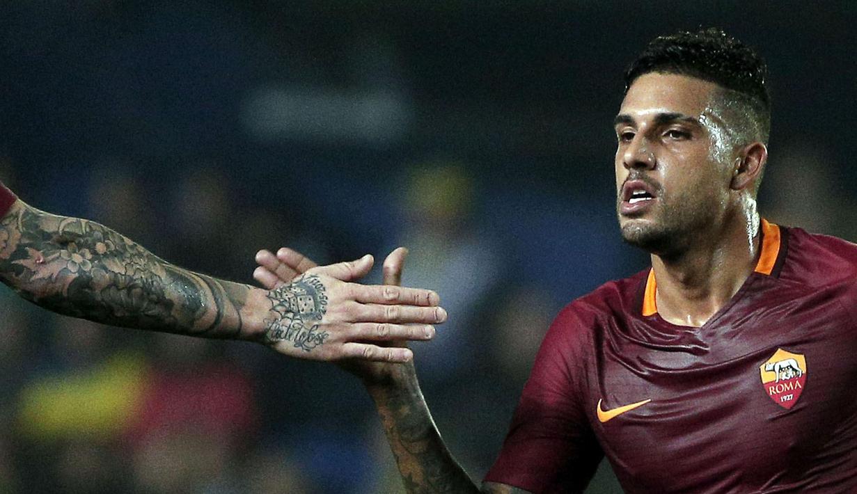 Pemain As Roma, Emerson Palmieri usai mencetak gol keempat bagi timnya saat melawan tuan rumah Villareal pada laga 32 besar Liga Eropa di Ceramica stadium, Villarreal, (16/2/2017). Roma menang 4-0. (EPA/Manuel Bruque)