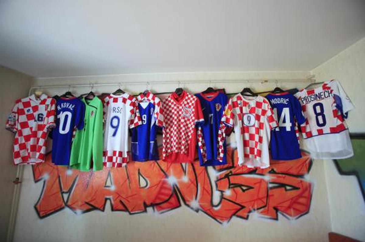  Pria ini koleksi 200 jersey bola senilai Rp 350 juta