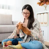 ilutstrasi perempuan merajut/PR Image Factory/Shutterstock