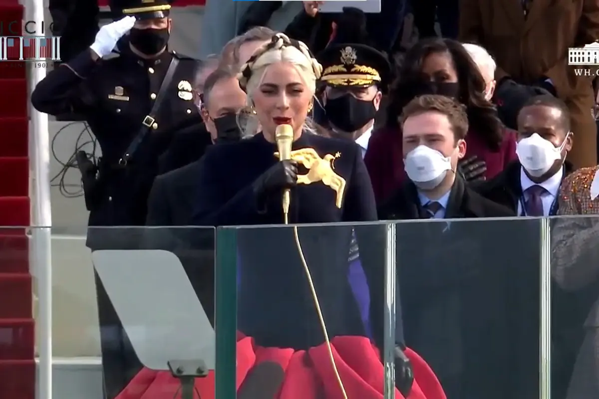 Lady Gaga bernyanyi di pelantikan Joe Biden.