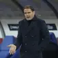 Pelatih Belanda, Frank de Boer menginstruksikan pemainnya saat bertanding melawan Polandia pada UEFA Nations League di Silesian Stadium, Polandia, Rabu (18/11/2020). Meski menang, De Oranje tetap tak lolos ke semifinal dengan mengoleksi 11 poin. (AP Photo/Czarek Sokolowski)