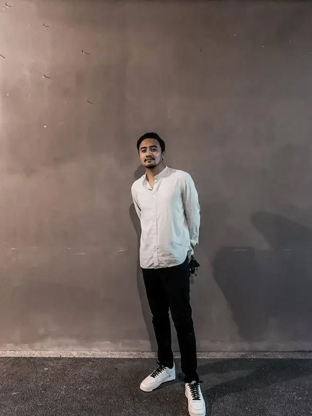 Jarang Tersorot, Ini 6 Potret Dion Raharja Kakak Mahalini