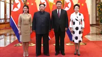 Pemimpin Korea Utara Kim Jong-un didampingi istrinya, Ri Sol-ju bertemu Presiden China Xi Jinping dan istrinya, Peng Liyuan dalam kunjungan kejutan ke Beijing, Rabu (28/3). Kunjungan tidak resmi itu berlangsung dari 25-28 Maret. (Ju Peng/Xinhua via AP)