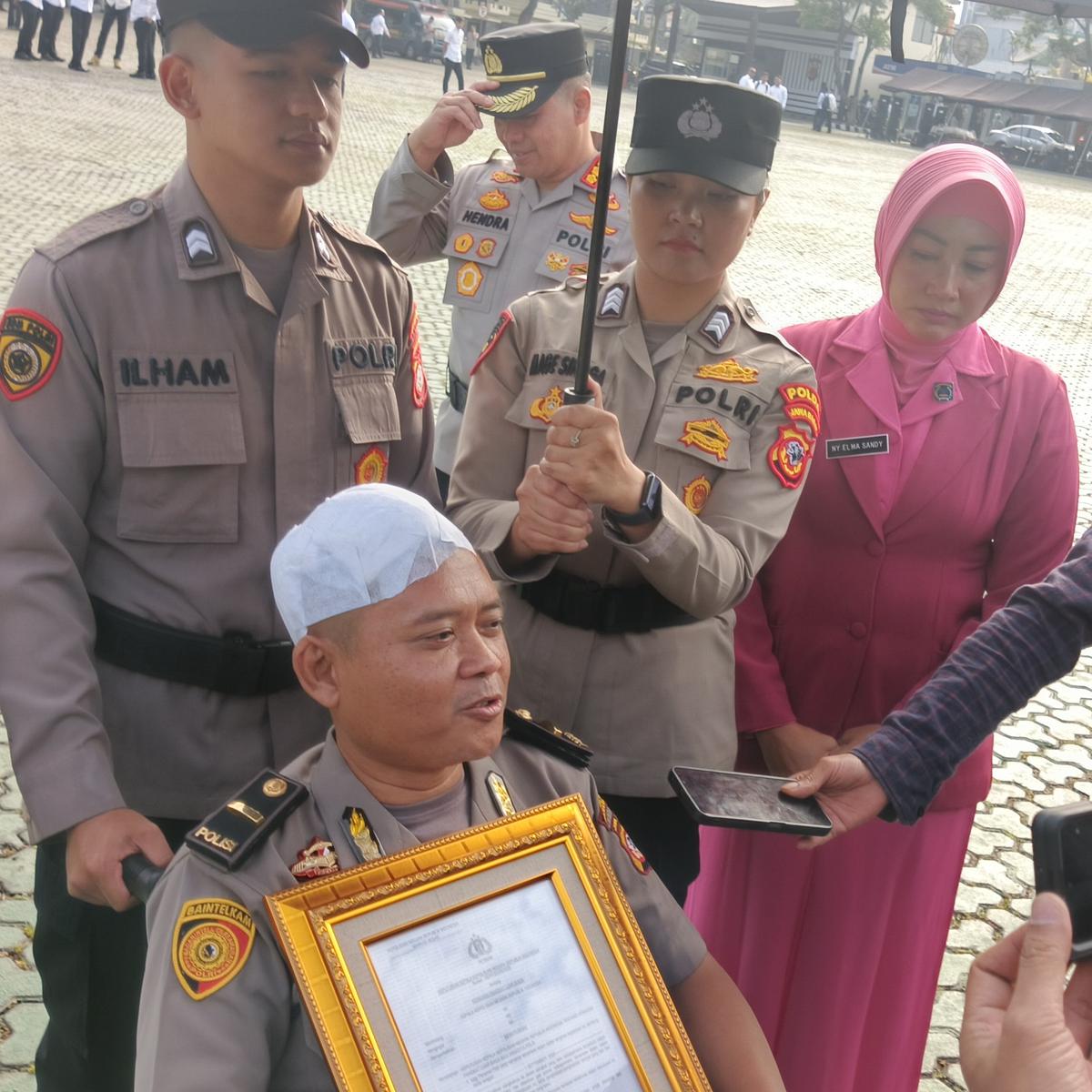 Ipda Sandy Tatiady Koswara (44), salah satu personel yang mendapat kenaikan pangkat luar biasa dari Kapolri usai jadi korban saat mengamankan aksi unjuk rasa di Karawang