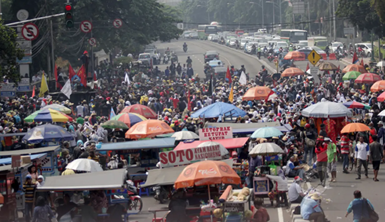 Sejumlah kendaraan terjebak kemacetan akibat aksi unjuk rasa massa Front Nelayan Bersatu di depan kantor Kementerian Kelautan dan Perikanan (KKP), Jakarta, Kamis (26/2/2015). (Liputan6.com/Faizal Fanani)
