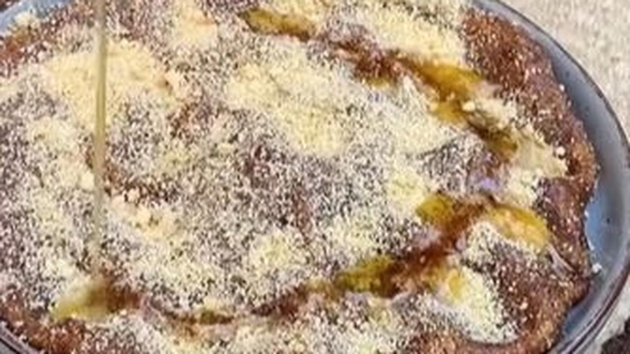 Kemudian, kurma yang sudah dihancurkan dicampur dengan gandum dan minyak zaitun dan telah siap untuk dinikmati.