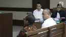 Sekretaris DPD Golkar Basri Baco (kiri) bersaksi untuk terdakwa mantan anggota Komisi I DPR Fayakhun Andriadi dalam sidang dugaan suap Bakamla di Pengadilan Tipikor, Jakarta, Rabu (12/9). (Liputan6.com/Herman Zakharia)