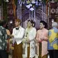 Sejumlah tamu menyalami pengantin, Gibran Rakabuming Raka dan Selvi Ananda di panggung acara resepsi di Graha Saba Buana, Sumber, Solo, Kamis (11/6/2015). (Liputan6.com/Herman Zakharia) 