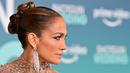 <p>Aktris Jennifer Lopez berpose di pemutaran perdana film "Shotgun Wedding" di Los Angeles di TCL Chinese Theater di Hollywood, California (18/1/2023). Bintang pop, yang menjadi pengantin lagi tahun lalu ketika dia menikah dengan Ben Affleck, memandang setiap inci diva pop saat dia berpose badai dalam ansambelnya yang memukau. (Frederic J. Brown / AFP)</p>