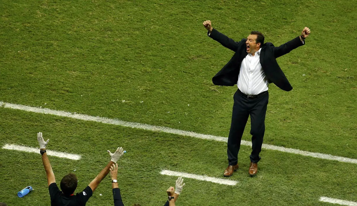 Pelatih Timnas Belgia, Marc Wilmots merayakan kemenangan timnya atas AS 2-1 di laga 16 besar Piala Dunia 2014 di Stadion Fonte Nova, Salvador, (2/7/2014). (REUTERS/Ruben Sprich)