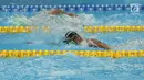 Atlet Indonesia Jendi Pangabean memacu kecepatannya dalam babak final putra 100 meter gaya bebas S9 para renang Asian Para Games 2018 di Aquatic Center, GBK, Jakarta, Senin (8/10). Jendi meraih perak dalam kelas tersebut. (Merdeka.com/Imam Buhori)