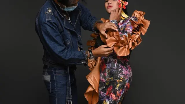 Mitha Talahatu, penyanyi berdarah Ambon yang dikenal dengan lagu-lagu daerah, mendapat kejutan khusus dari perancang busana Nicolaas James.