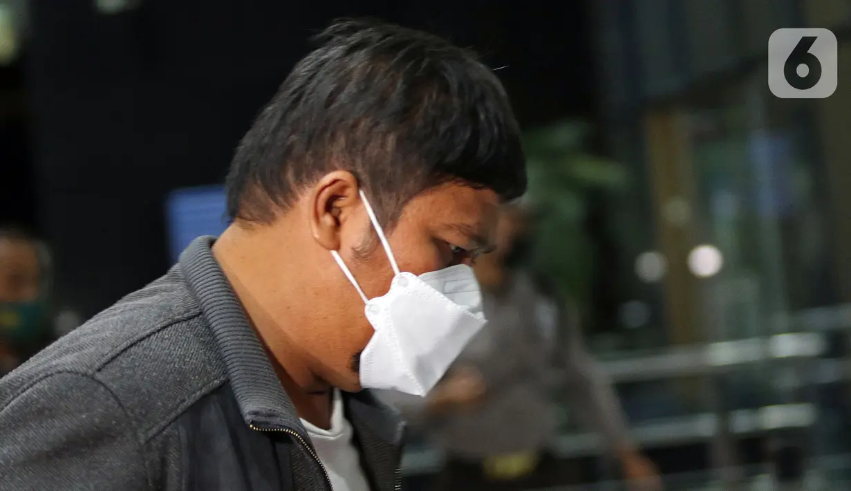 Bupati Kuantan Singingi (Kuansing) Andi Putra saat tiba di Gedung KPK, Jakarta, Rabu (20/10/2021). KPK menangkap Andi Putra dan menetapkannya sebagai tersangka terkait kasus dugaan korupsi perpanjangan izin HGU sawit di Kabupaten Kuansing. (Liputan6.com/Herman Zakharia)