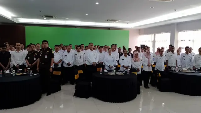 Para Kepal Desa yang tergabung di Apdesi Garut di sela-sela kerja sama DPMD dengan Kejari Garut bidang Datun dalam bimtek pencegahan korupsi di tingkat desa di Aula Kejari Garut. (Liputan6.com/Jayadi Supriadin)