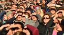 Fans Burnley menutup wajah karena terkena pancaran matahari saat menyaksikan timnnya melawan Arsenal pada lanjutan Premier League pekan ke-7 di Stadion Turf Moor, (2/10/2016). (Reuters/Anthony Devlin)