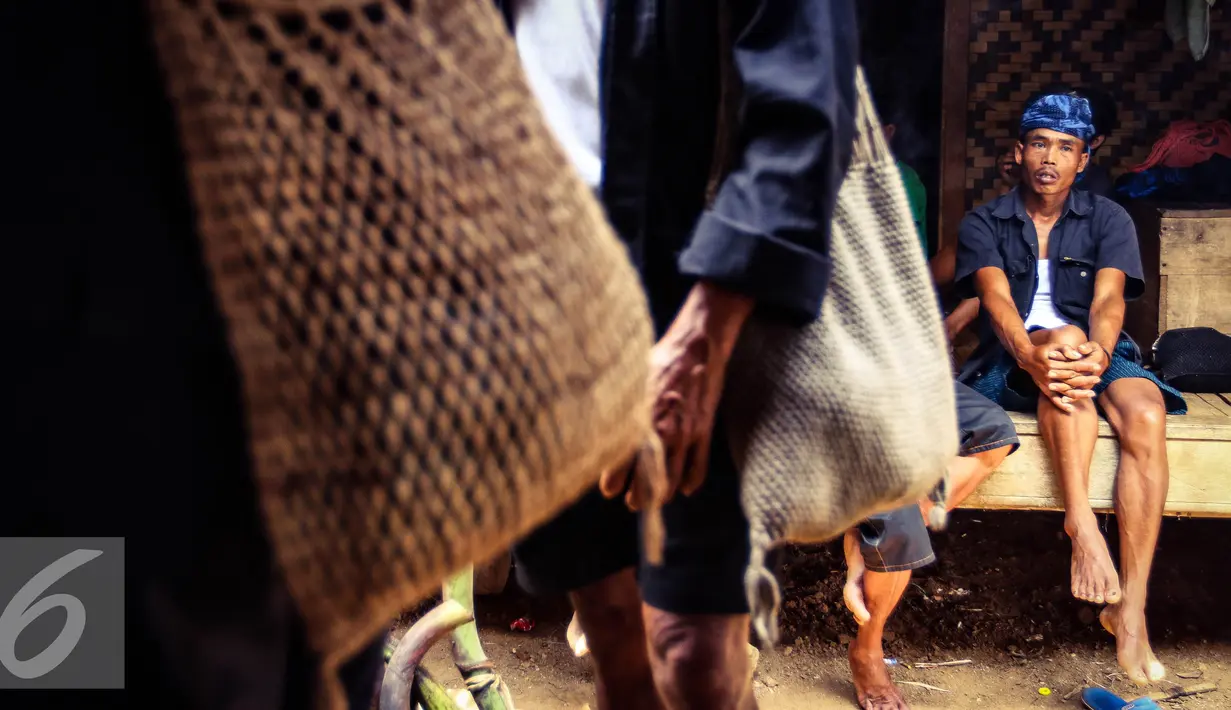 Seorang warga Suku Baduy Luar duduk santai sambil menunggu persiapan Tradisi Seba Baduy Kecil di Kampung Kadu Ketug, Kabupaten Lebak, Banten (13/05). Tradisi Seba dIlakukan selama 2 hari. (Liputan6.com/Fery Pradolo)