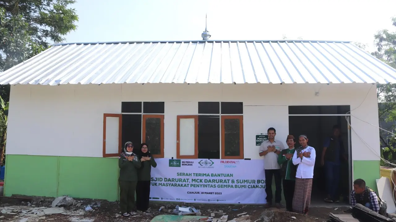 LAZISNU PBNU bersama PT Prudential Sharia Life Assurance (Prudential Syariah) meresmikan bantuan masjid darurat untuk warga penyintas gempa Cianjur (Istimewa)