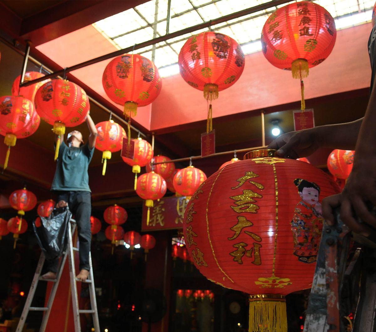 Pekerja memasang lampion merah pada salah satu sudut Klenteng Hok Lay Kiong, Bekasi, Jawa Barat, Selasa (23/1/2024). Klenteng Hok Lay Kiong bersiap menyambut perayaan Tahun Baru Imlek 2024 M/2575 Kongzili dengan pemasangan 1.000 lampion. Merdeka.com/Ima