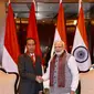 Presiden Jokowi dan PM India Narendra Modi berjabat tangan seusai pertemuan bilateral dengan PM India Narendra Modi di New Delhi, Kamis (25/1). Pertemuan didampingi menteri masing-masing itu berlangsung tertutup. (Liputan6.com/Pool/Biro Pers Setpres)