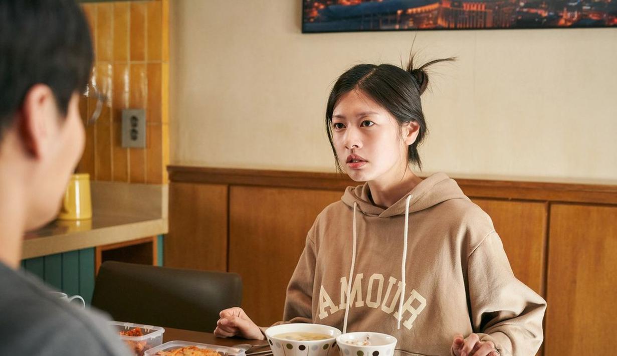 Jung Yeol dan Na Ra terlibat ketegangan saat mereka berada di meja makan. Masalah tampaknya mulai memuncak di sini. (Foto: Mindmark via Soompi)