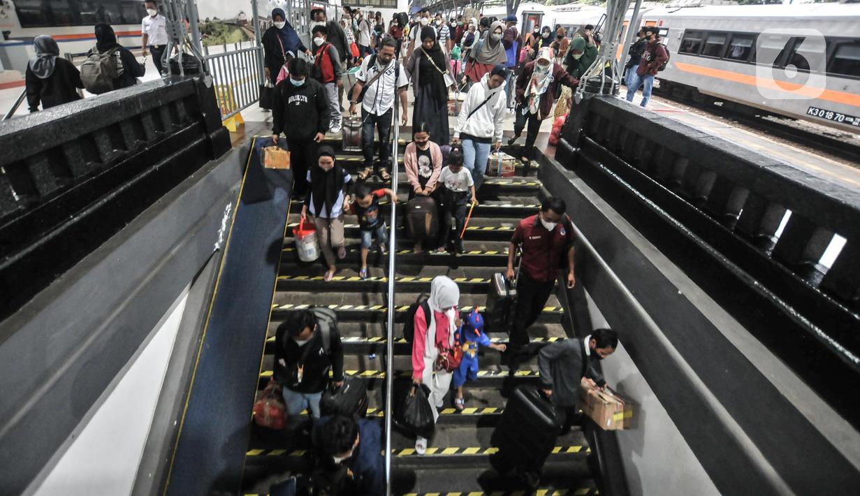 <p>Sejumlah penumpang kereta kereta api jarak jauh menuruni tangga pintu keluar di Stasiun Pasar Senen, Jakarta Pusat, Senin (9/5/2022). PT Kereta Api Indonesia (KAI) mengungkapkan gelombang arus balik pemudik pada H+7 Lebaran 2022 terpantau masih tinggi. Tercatat sebanyak 40.800 penumpang tiba pada hari Senin ini dikarenakan penundaan waktu sekolah dan pelaksanaan Work From (WFH). (merdeka.com/Iqbal S Nugroho)</p>