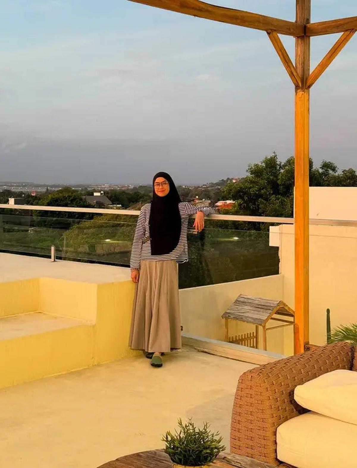 9 Inspirasi Hijaber Modern 40 Tahun Revalina S Temat, Effortless tapi Elegan