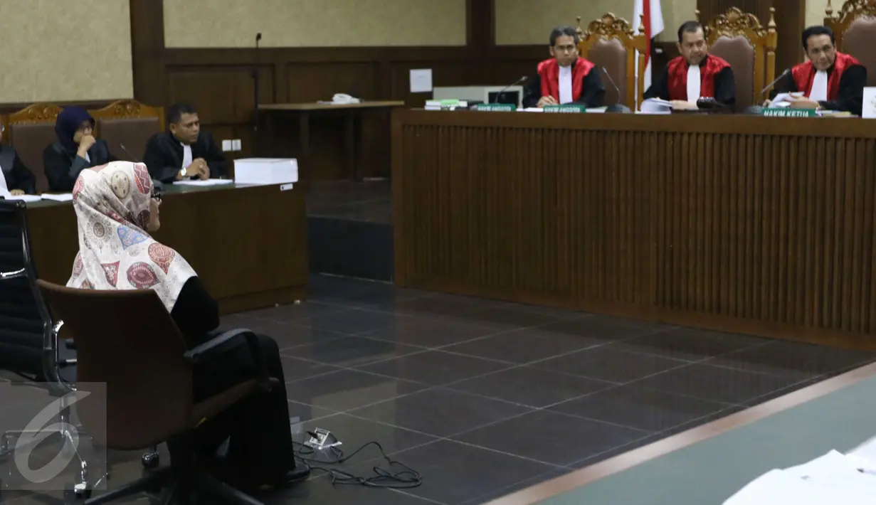 Suasana sidang perdana Ratu Atut Chosiyah yang berlangsung di Pengadilan Tipikor, Jakarta, Rabu (8/3). Atut bersama Wawan disangka menggelembungkan anggaran pengadaan alat kesehatan senilai Rp9,3 miliar. (Liputan6.com/Helmi Afandi)