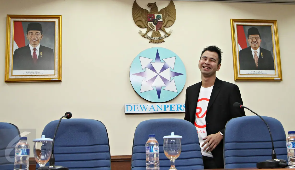 Raffi Ahmad bersiap menggelar konferensi pers di gedung Dewan Pers, Jakarta, Rabu (18/11). Raffi datang untuk meminta bantuan terkait dugaan merendahkan profesi wartawan yang dilaporkan Forwan ke Polda Metro Jaya.   (Liputan6.com/Immanuel Antonius)