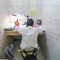 Sungguh unik, sebuah universitas di China membuat puluhan kamar mandi jadi ruang belajar. 