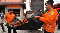 Petugas Basarnas Palu mengemas sejumlah serpihan yang diduga milik Pesawat AirAsia di halaman kantor Basarnas, Sulawesi Tengah, Rabu (4/2/2015). (Liputan6.com/Dio Pratama)