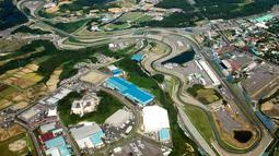 Suzuka Circuit: Awalnya sirkuit ini dibuat untuk menjadi trek uji coba Honda di tahun 1962. Panjang totalnya mencapai 5,7 km. Tikungan tajam, tanjakan, high-speed corners menjadi tantangan bagi para pembalap. Salah satu balapan yang terkenal adalah balap motor 8 Hours Suzuka. Rekor tercepat di trek ini dipegang oleh Kimi Raikonnen dengan mobil McLaren MP4-20. (Source: therichest.com)