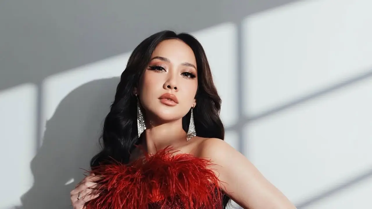 Lady in Red! BCL Tampil Glamour dalam Balutan Slit Dress Merah Elegan