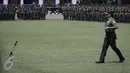 Panglima TNI Jenderal Gatot Nurmantyo menjadi komandan upacara pada upacara apel di Mabes TNI AD. Jakarta, Senin (7/11). Sebanyak 2.185 prajurit TNI AL, TNI AD dan TNI AU berkumpul mendengar langsung pengarahan dari Presiden. (Liputan6.com/Faizal Fanani)