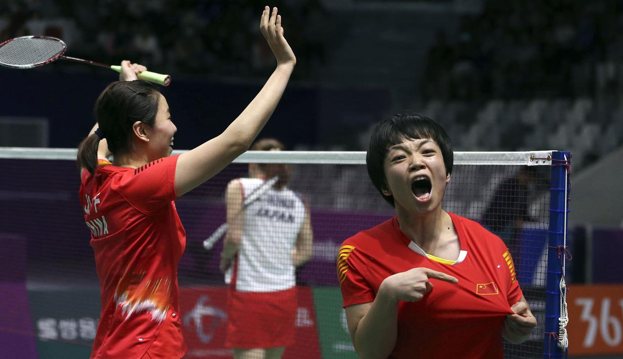Pasangan China, Qingchen Chen dan Yifan Jia, melakukan selebrasi usai mengalahkan pasangan Jepang Misaki Matsutomo and Ayaka Takahashi, pada laga Asian Games di Jakarta, Senin (27/8/2018). (AP/Achmad Ibrahim)