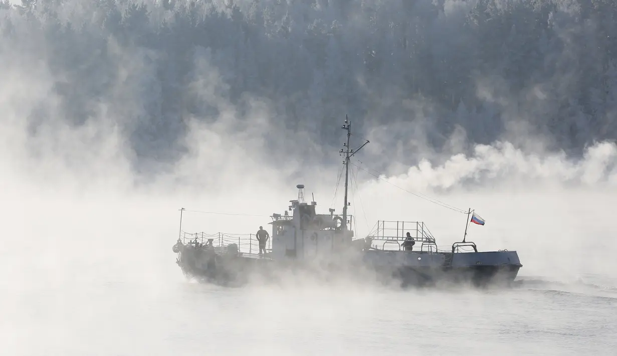 Sebuah kapal saat melintasi sepanjang Sungai Yenisei ditengah kabut dingin di Taiga luar kota Siberia Krasnoyarsk, Rusia, Selasa (17/11/2015). Suhu udara minus hingga 20 derajat Celsius. (REUTERS/Ilya Naymushin)