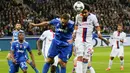 Striker Juventus, Gonzalo Higuain (kiri), berduel dengan pemain Olympique Lyon, Rafael Da Silva, dalam laga Grup H Liga Champions di Stade de Lyon, Prancis, Rabu (19/10/2016) dini hari WIB. (Reuters/Robert Pratta)