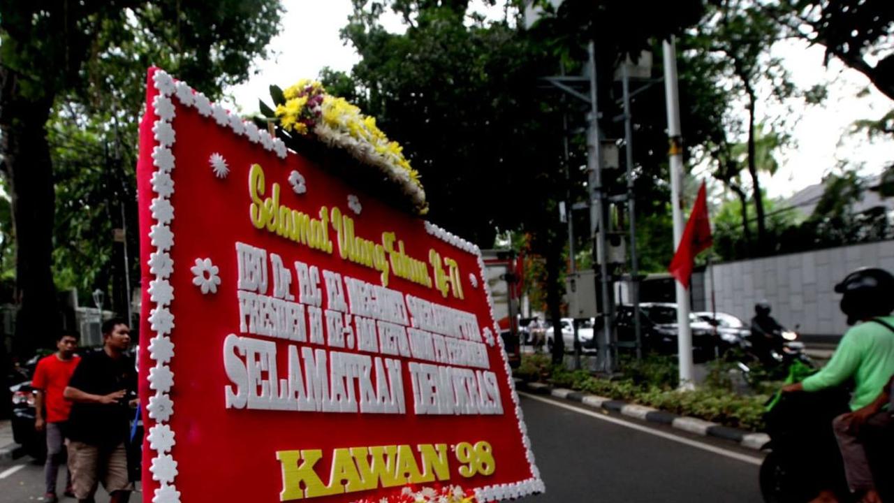 Hari ini, Presiden ke-5 RI Megawati Soekarnoputri merayakan hari ulang tahun (HUT) ke-77. Karangan bunga sebagai ucapan selamat ulang tahun pun membanjiri kediamannya di Jalan Teuku Umar, Menteng, Jakarta, Selasa (23/1/2024).