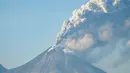 Gunung Lewotobi Laki-laki mengeluarkan kolom abu setinggi lebih kurang 9.000 meter dan tertiup angin ke arah barat daya dan barat. (Arnold Welianto/AFP)